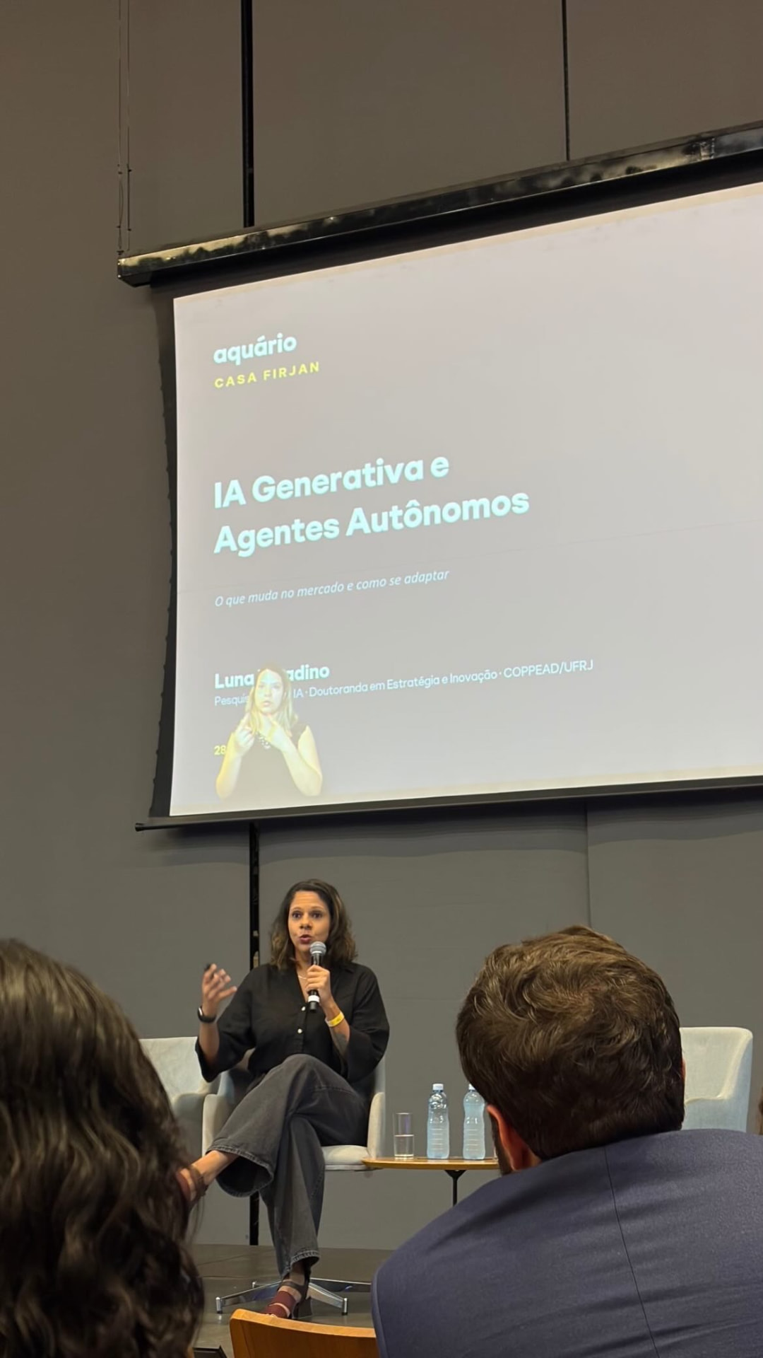 Luna Paladino palestrando no Aquário Casa Firjan sobre IA generativa e agentes autônomos